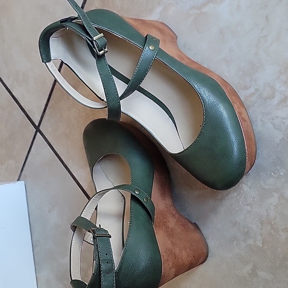 Green Dakota Criss Cross Platform Shoes - Picture 3 of 10